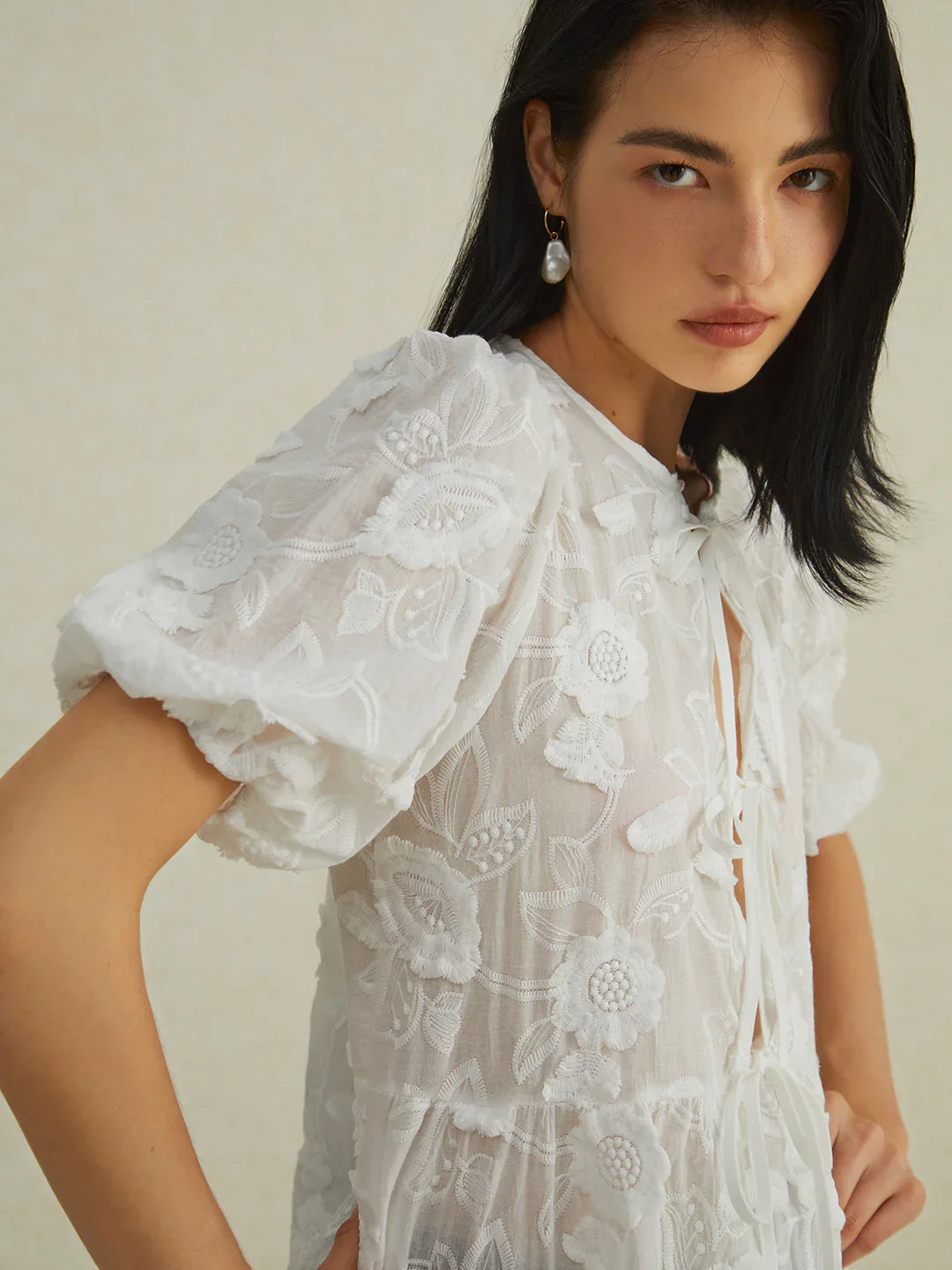 Elegante Camicetta Fiorita con Nodo