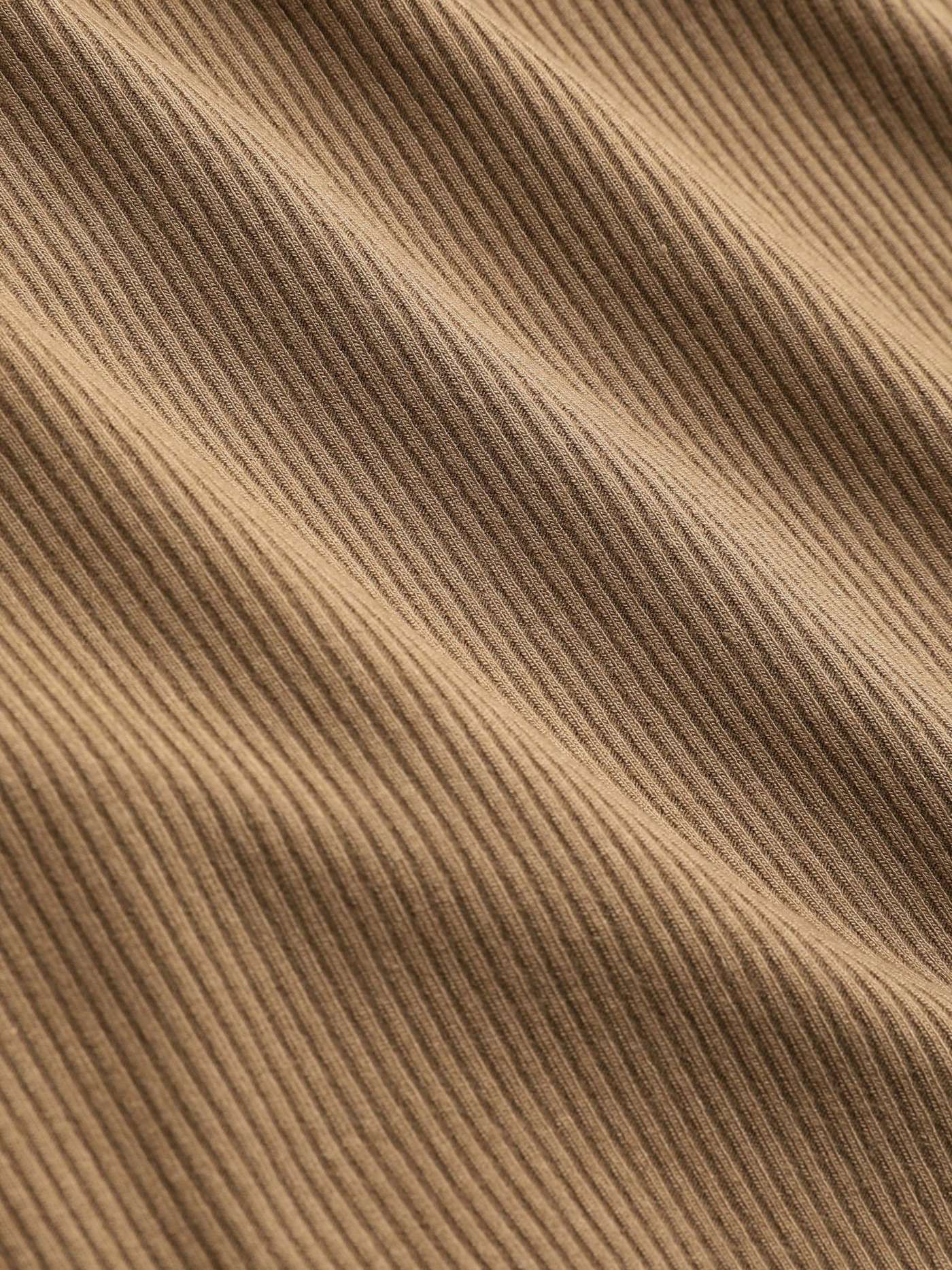 Top Asimmetrico: l'eleganza che valorizza