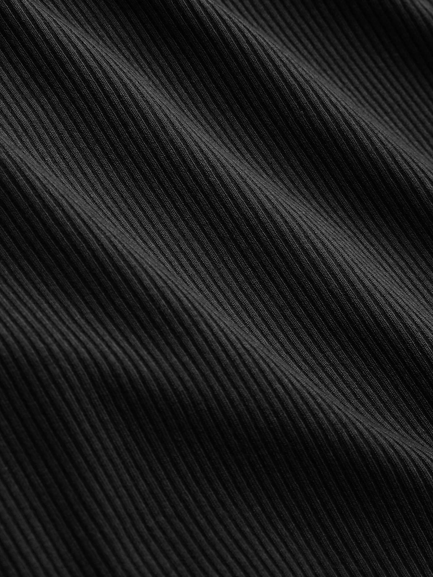 Top Asimmetrico: l'eleganza che valorizza