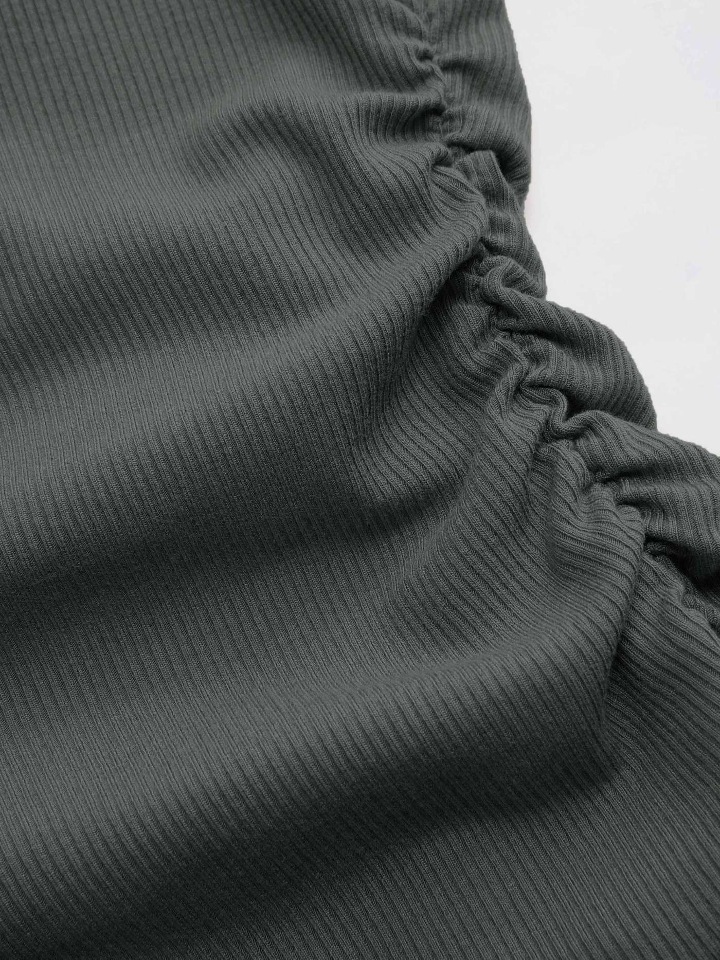 Top Asimmetrico: l'eleganza che valorizza