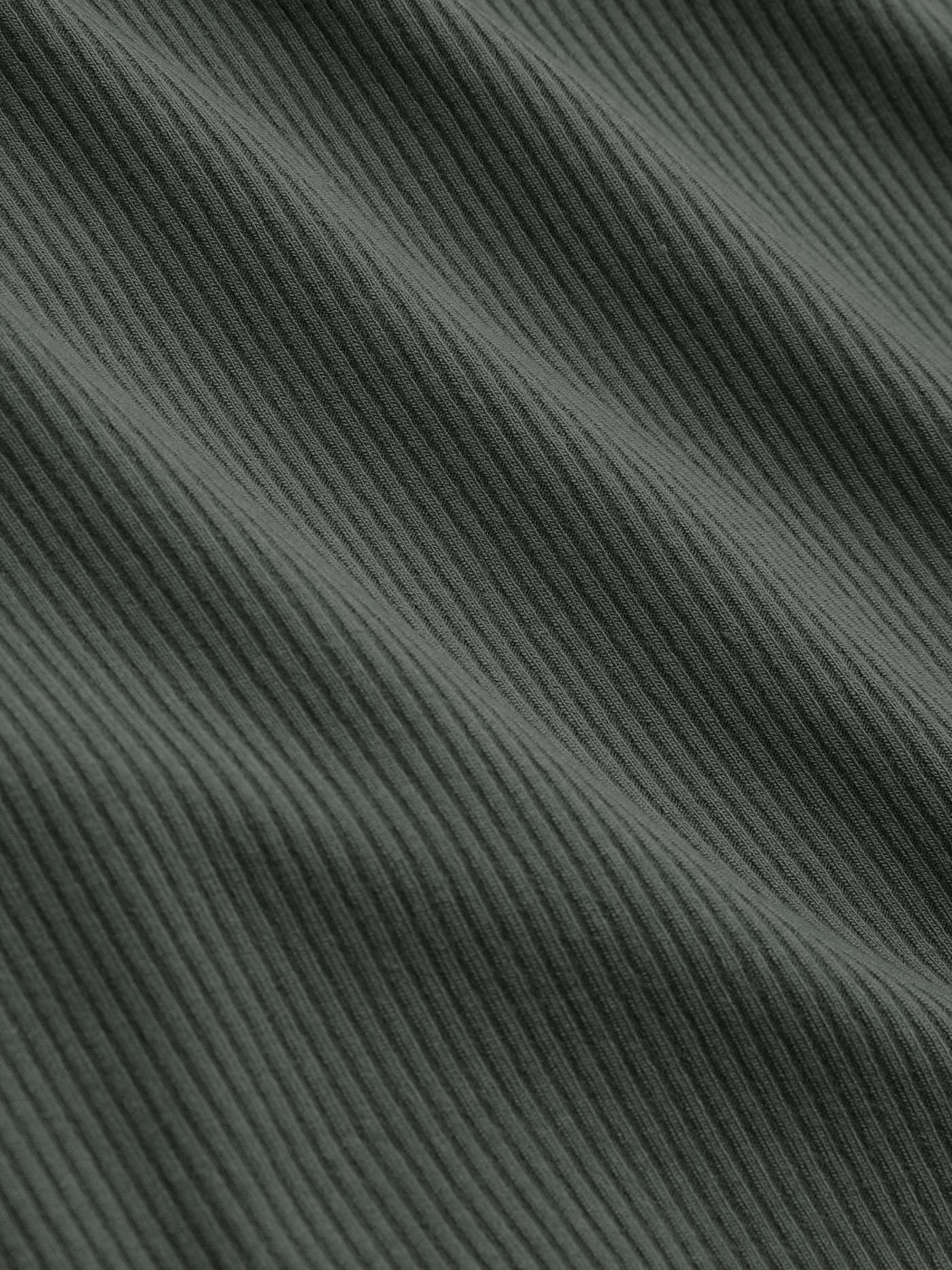 Top Asimmetrico: l'eleganza che valorizza