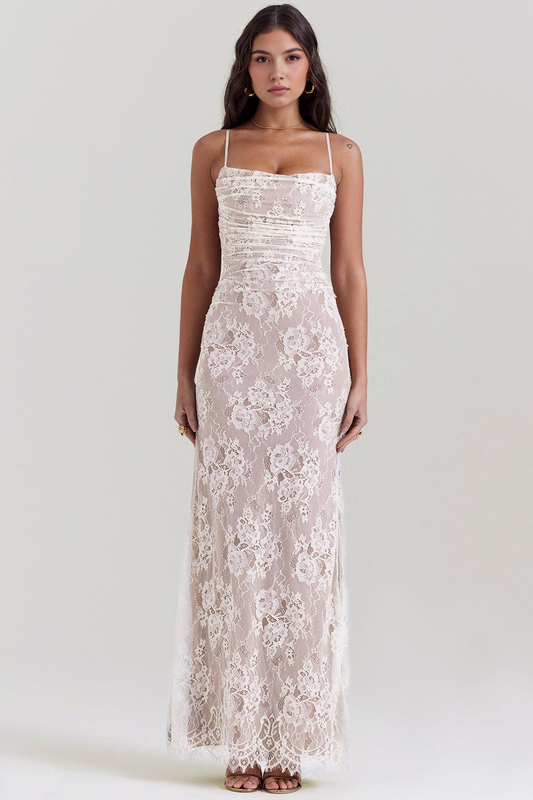 Celeste Eleganza: Abito Maxi in Pizzo