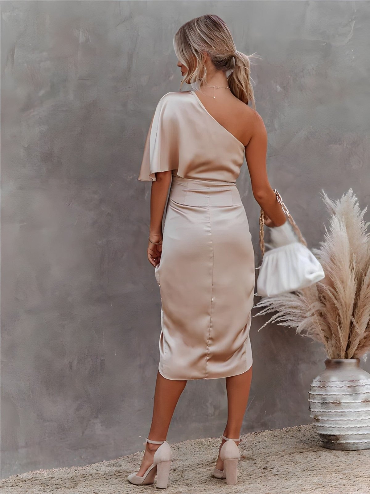 Elegante Abito di Seta con Spacchi