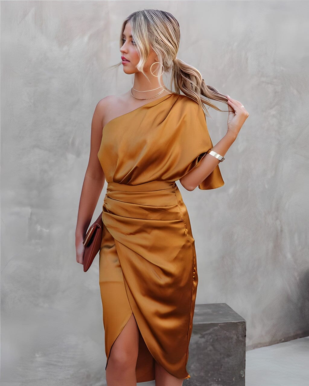 Elegante Abito di Seta con Spacchi