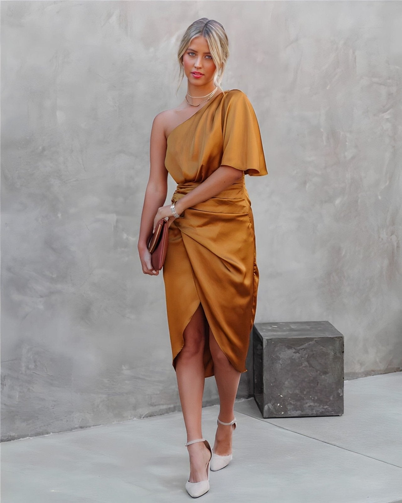 Elegante Abito di Seta con Spacchi