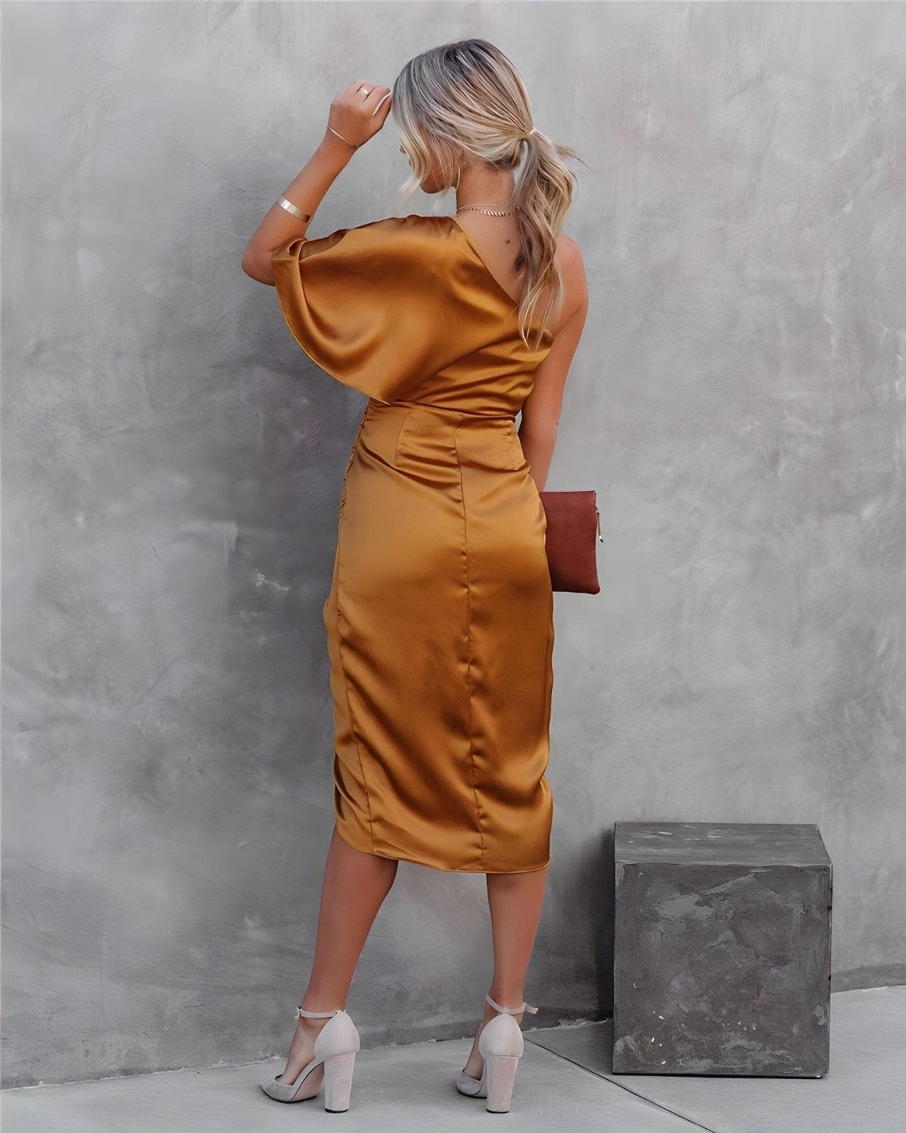 Elegante Abito di Seta con Spacchi