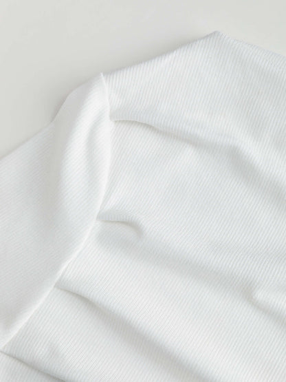 Top Asimmetrico: l'eleganza che valorizza