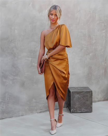 Elegante Abito di Seta con Spacchi